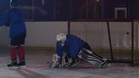 El-Jugador-De-Hockey-Ataca-La-Portería-Contraria-Y-Marca-Un-Gol-En-La-Prórroga.-El-Jugador-Trae-La-Victoria-A-Su-Equipo-En-Tiroteos